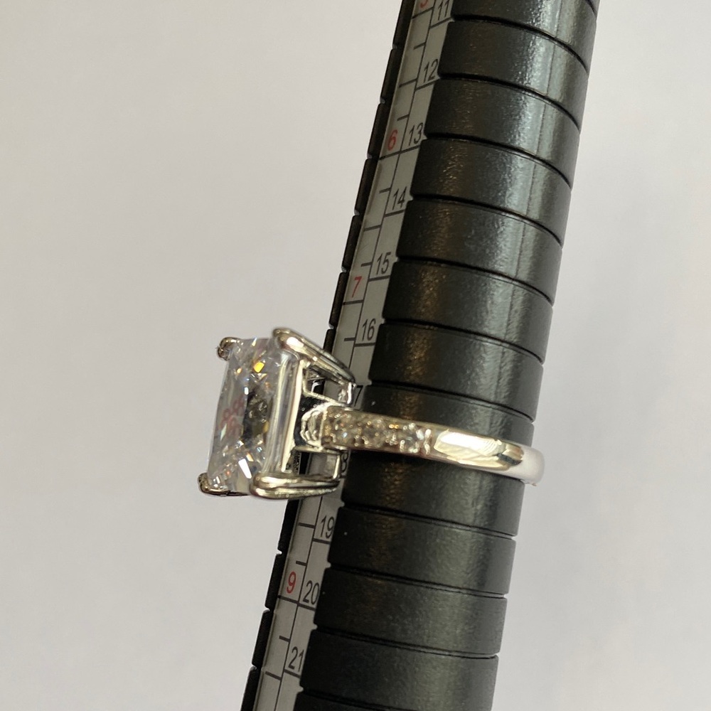 Stunning Sterling Silver CZ Ring [Size 8] - Picture 4 of 7